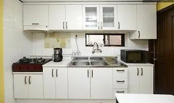 Kpopstarz Guesthouse - Caters To Women Seoul 2*,